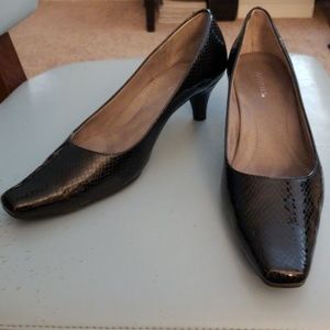 Black textures low heels